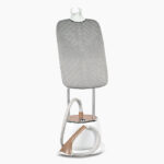 Pegla na paru za vertikalno peglanje uslikana frontalno.