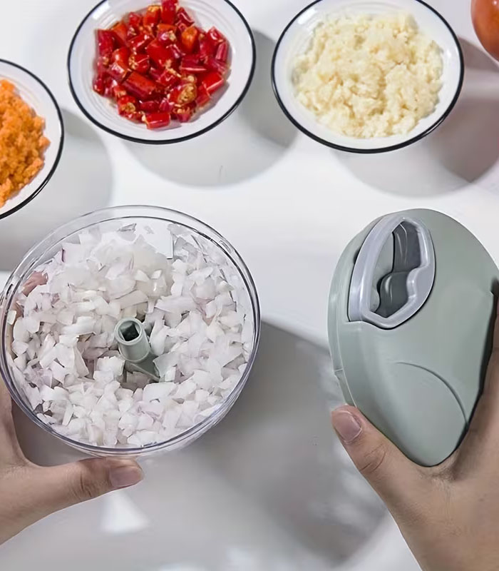 Agatta ručna sjeckalica u upotrebi – sjeckanje povrća u posudi uz pripremljene sastojke